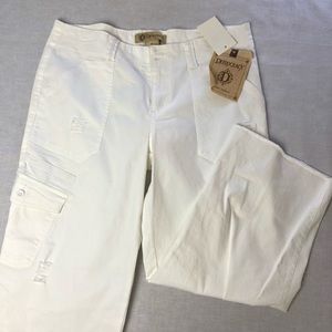 Democracy Capris straight leg size 6 NWT... i44